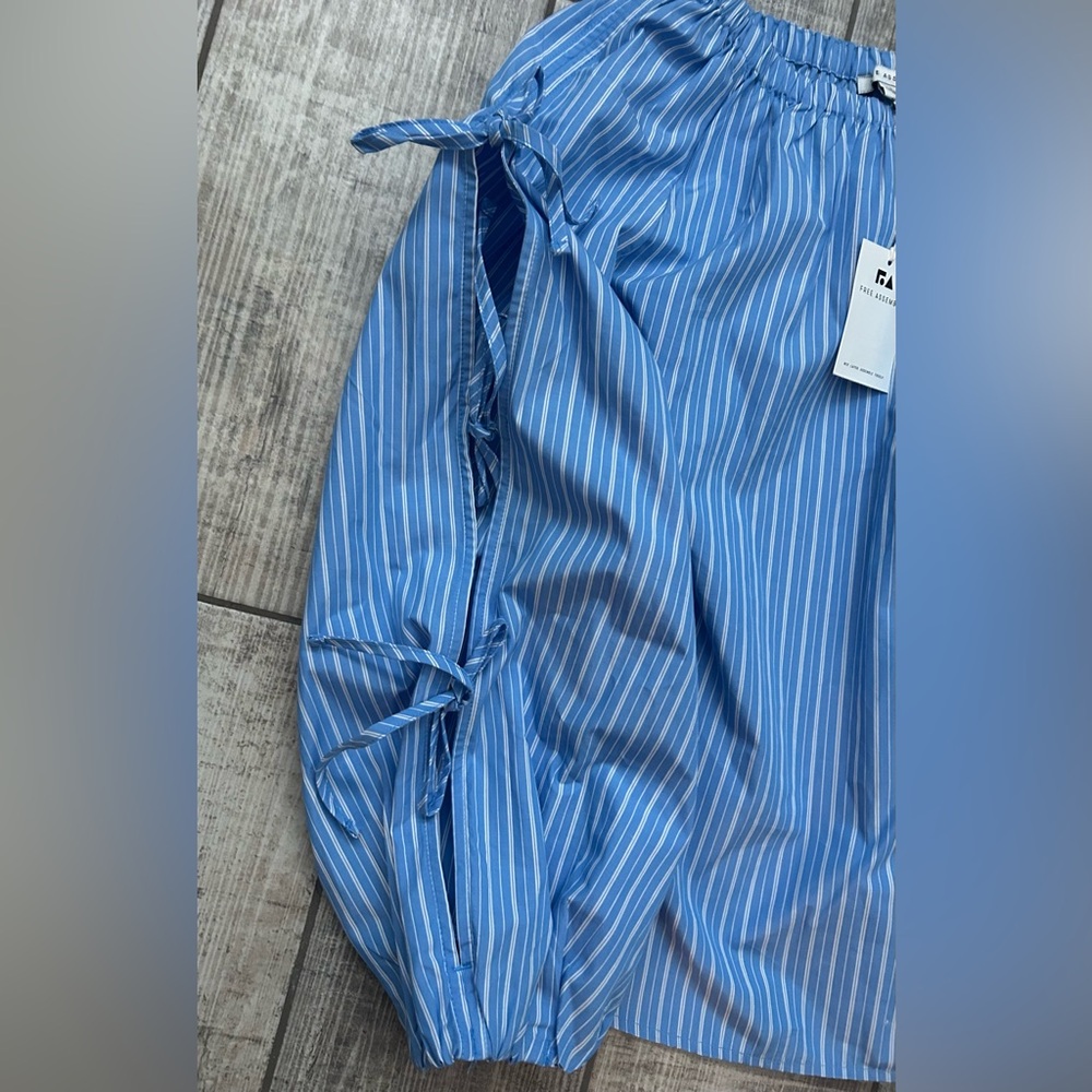 Free Assembly Gathered Neck Cotton Top w/ Long Tie Sleeves Large NWT - Picture 6 of 10